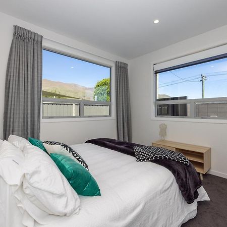 Prime Location On Warren St - 3 Bedroom Town House ワナカ エクステリア 写真