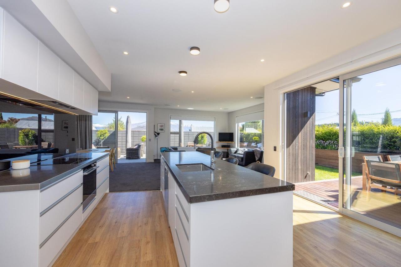 Prime Location On Warren St - 3 Bedroom Town House ワナカ エクステリア 写真